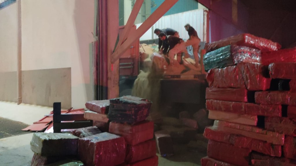 18BFB23B18BF42CA84D48E421F2A37D3