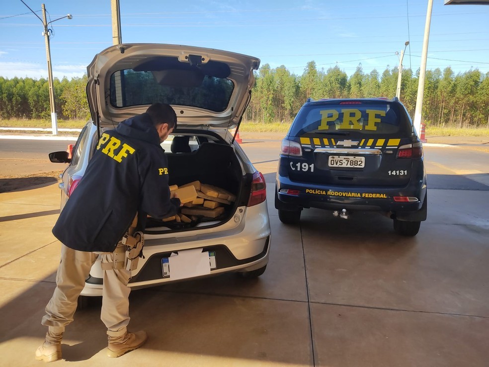 Tabletes-de-maconha-estavam-no-porta-malas-do-carro