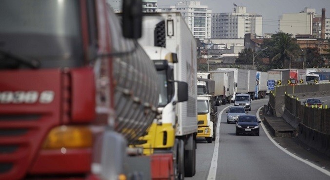 Protesto de caminhoneiros na Dutra, em Resende-RJ