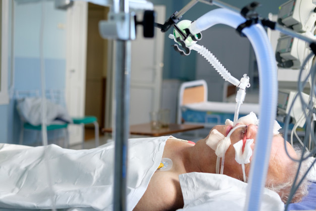 homem-branco-adulto-intubado-sob-avl-deitado-em-coma-no-departamento-de-terapia-intensiva-paciente-em-estado-critico_133994-3062