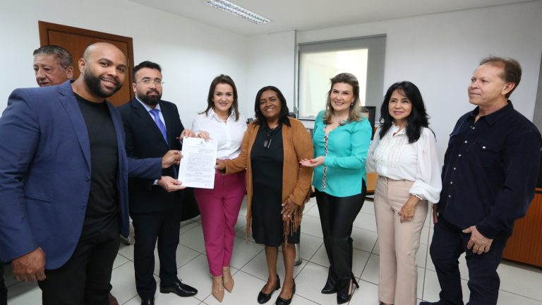 ENTREGA-DE-DOCUMENTOS-MUNICIPAIS-DIA-DO-CONTRIBUINTE-PREFEITA-SEMADUR_DG-20-768x432 (1)