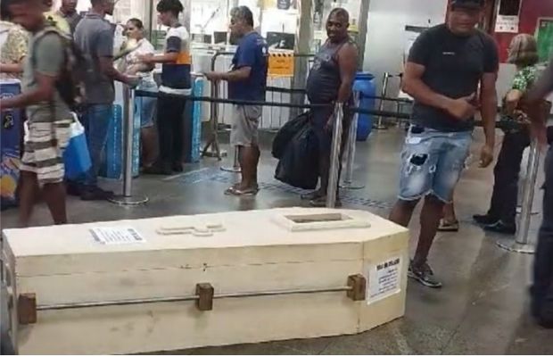 Tres-Passageiros-com-um-caixao-no-Metro-de-Salvador-BA-1 (1)