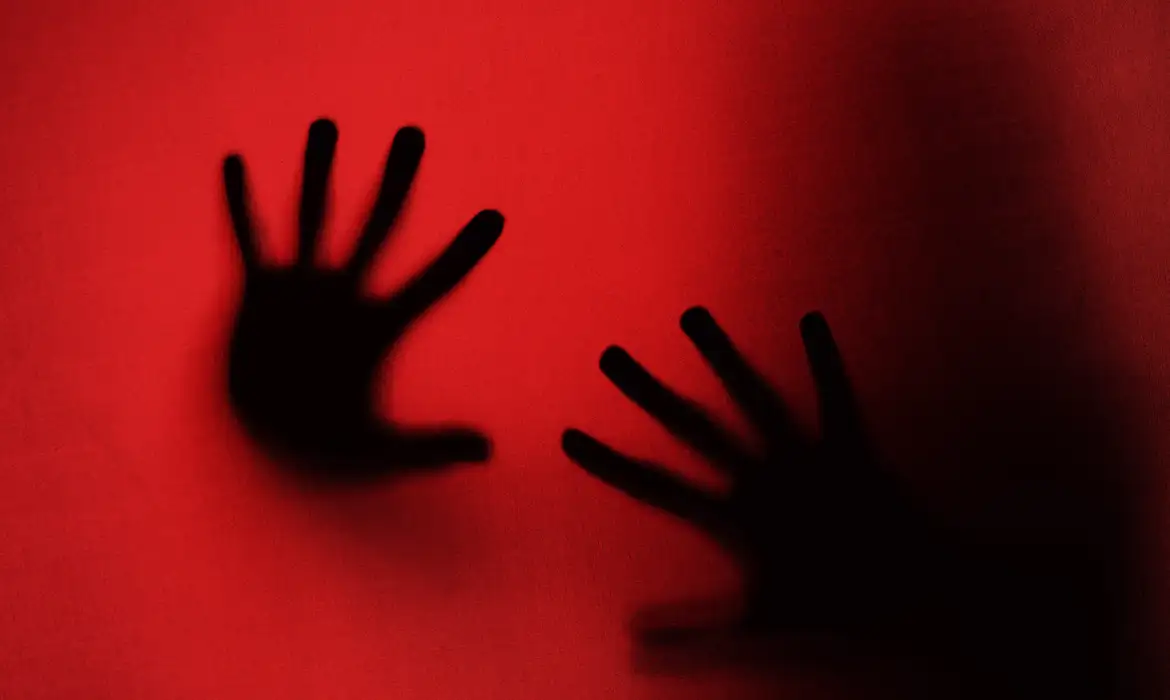 silhuetas-a-de-maos-aterrorizantes-no-estudio_0