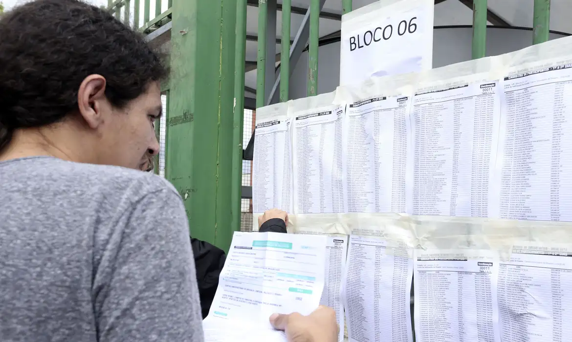 estudante_confere_lista_do_enem_-_foto_valter_campanato-arquivo_agencia_brasil_0 (1)