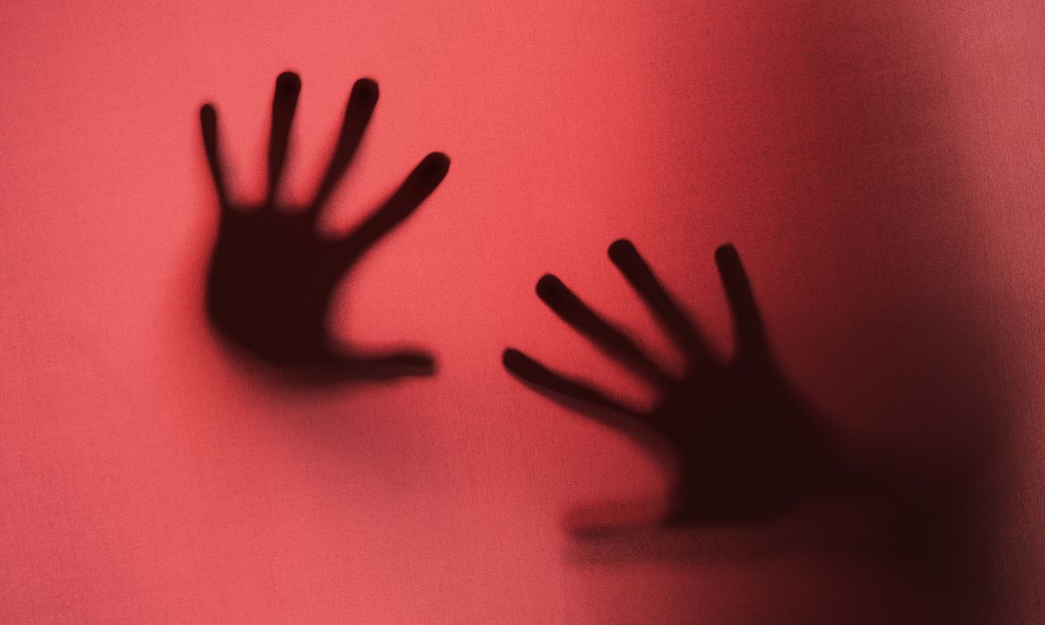 silhuetas-de-maos-aterrorizantes-no-estudio (2)