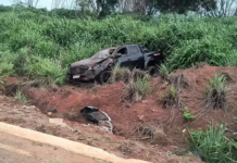 Motorista capota caminhonete roubada na MS-276 e acaba preso