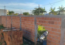 Motociclista morre após perder controle em rotatória e “atravessar” muro