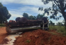 Caminhão carregado de leite tomba e condutor morre preso às ferragens