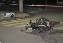 Jovem morre arremessado em acidente entre moto e carro em rotatória
