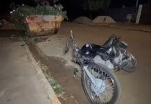 Jovem morre após bater moto em caçamba de lixo em MS