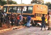Homem morre após acidente entre bicicleta elétrica e ônibus escolar