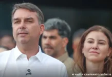 Avião com Flávio Bolsonaro parte do Equador em direção a Miami, onde prepara entrevista